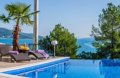 Marina Villa | LUXE! Villa by the sea with heated pool! 15 mins from Split airport, (OWNER)