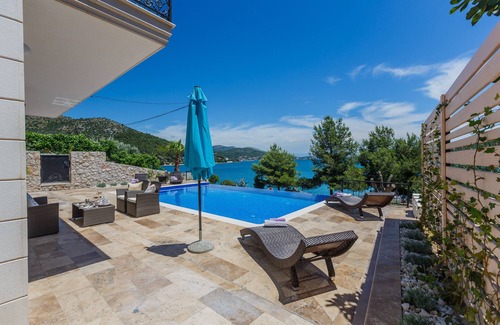 Marina Villa | LUXE! Villa by the sea with heated pool! 15 mins from Split airport, (OWNER)