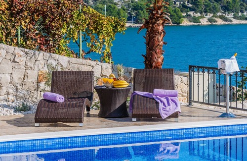Marina Villa | LUXE! Villa by the sea with heated pool! 15 mins from Split airport, (OWNER)
