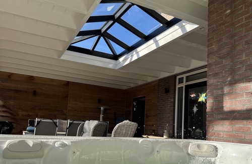 Leidschenveen-Ypenburg House | Luxe villa met jacuzzi in villawijk Den Haag