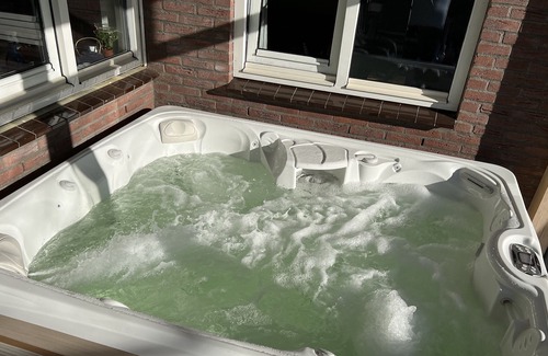 Leidschenveen-Ypenburg House | Luxe villa met jacuzzi in villawijk Den Haag