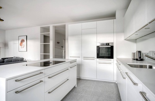 Vorstadte Apartment | Luxe Vorstädte 3.5 Room w/W/D & Storage, 2 min to Market, by Blueground