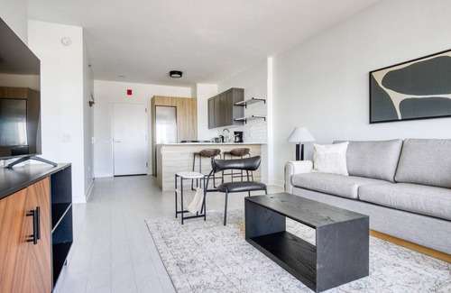 West Loop Apartment | Luxe West Loop 1BR w/Gym, Pool, Coworking, walk to UIC, by Blueground