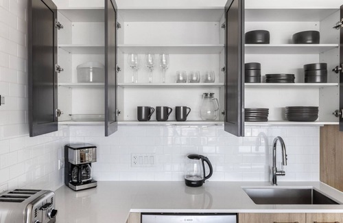 West Loop Apartment | Luxe West Loop Studio w/Gym, Pool, Coworking, walk to UIC, by Blueground