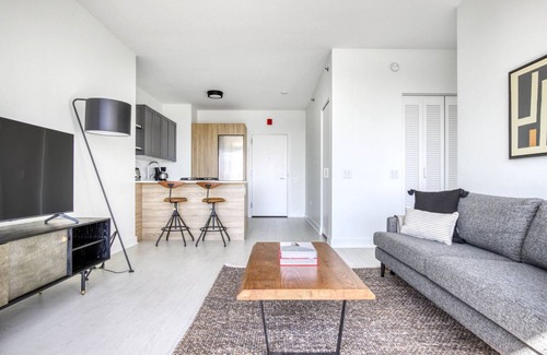 West Loop Apartment | Luxe West Loop Studio w/Gym, Pool, Coworking, walk to UIC, by Blueground