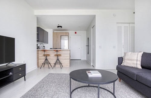 West Loop Apartment | Luxe West Loop Studio w/Gym, Pool, Coworking, walk to UIC, by Blueground