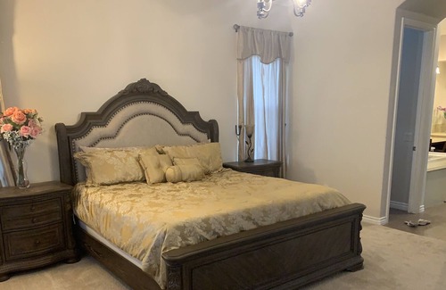 Alessandro Heights House | LuxHome Suite C: The luxurious Presidential Suite in a multi-unit-mansion