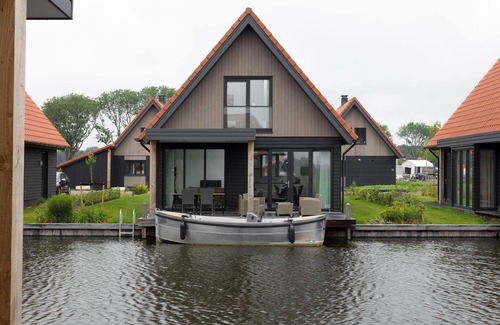 Ossenzijl Villa | Luxious water villa with two bathrooms, at the Frisian Lakes