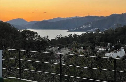 El Calvario House | LUXO Casa Valle de Bravo con jacuzzi y espectacular Vista al Lago