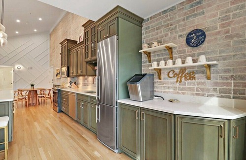 Fontana-on-Geneva Lake Condo | Luxurious Condo Experience |Lakeside Villa |Pool |Expansive Walk-Out Balcondy |King Suite |Fireplace