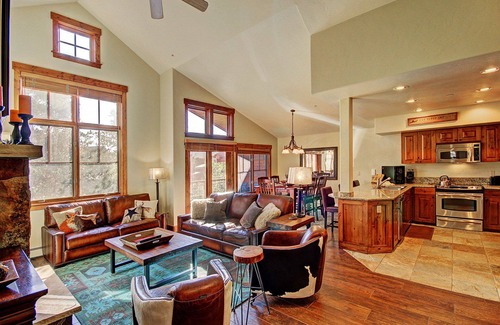 Breckenridge House | LUXURIOUS 1,400 SQFT TOWN HOME, SKI-IN, WALK TO GONDOLA AND MAIN ST BRECKENRIDGE