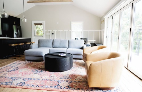 Midlothian Cottage | Luxurious 1-bedroom riverfront Cottage with AC and WiFi in charming Midlothian.