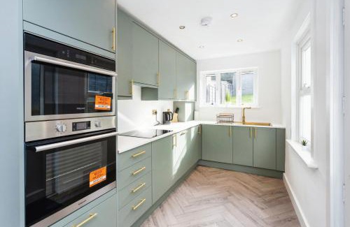 Five Oak Green House | Luxurious 10-Person Modern House with Garden in Central Tonbridge