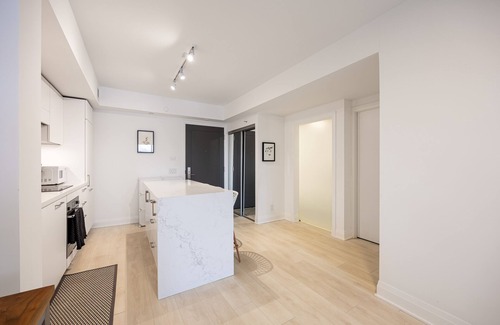 St. Lawrence Condo | Luxurious 2 Bdrm Condo - Midtown Leaside Toronto