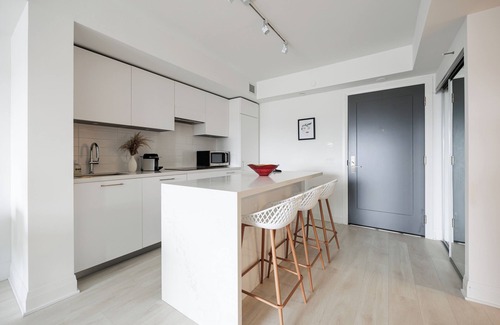 St. Lawrence Condo | Luxurious 2 Bdrm Condo - Midtown Leaside Toronto