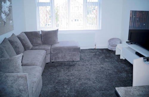 Healey Lane House | Luxurious 2-Bed Bungalow, modern and beautiful tiered gardens with scenic views