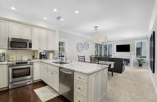 Mission Valley West Apartment | Luxurious 2 bedroom/2 full bath condo in Mission Valley West!t