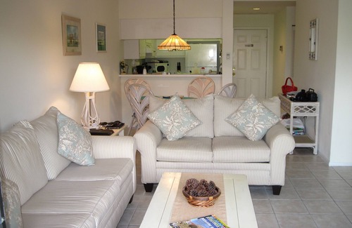 Central Naples Condo | Luxurious 2-bedroom apartment with1st class tennis - near beach and Naples shops