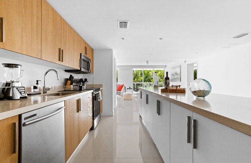 Bay Harbor Islands Apartment | Luxurious 2BR 3BA Apt | Bay Harbor Islands Family-Friendly Stay with Rooftop