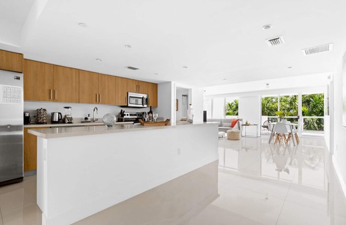 Bay Harbor Islands Apartment | Luxurious 2BR 3BA Apt | Bay Harbor Islands Family-Friendly Stay with Rooftop