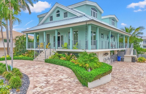 Coury House | Luxurious 3-bedroom home with Pool and Dock in Key Colony Beach