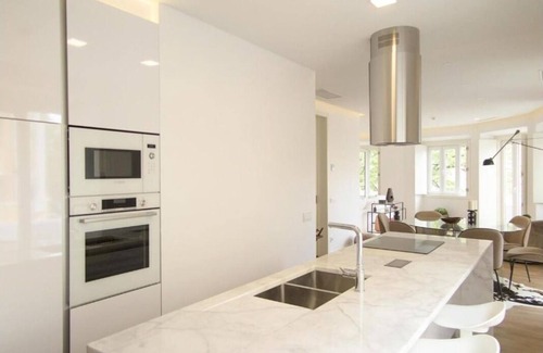 Sao Sebastiao da Pedreira Apartment | Luxurious 3-Bedroom Retreat by Eduardo VII Park –with Balcony & Free Parking