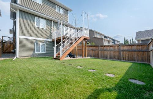 Cochrane House | Luxurious 3-Bedrooms with Office & Media Room