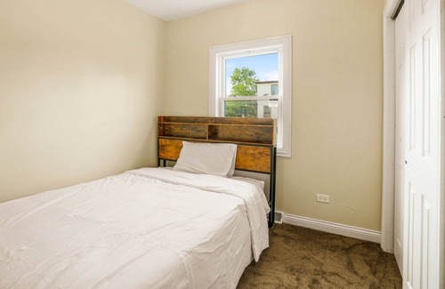 Blue Island Apartment | Luxurious 3Bed Cozy Stay Minutes from Downtown Chicago Sleeps 10
