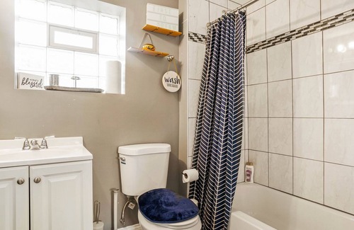 Blue Island Apartment | Luxurious 3Bed Cozy Stay Minutes from Downtown Chicago Sleeps 10