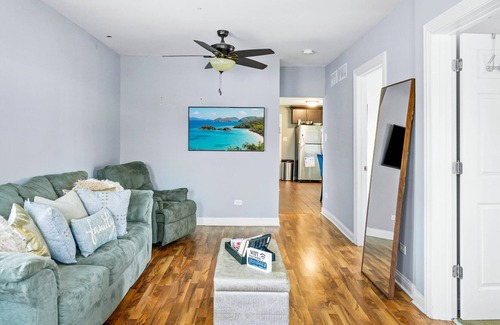 Blue Island Apartment | Luxurious 3Bed Cozy Stay Minutes from Downtown Chicago Sleeps 10