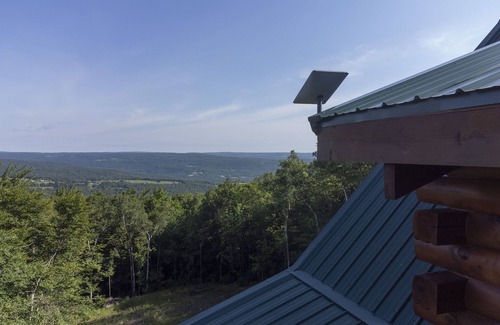 Town of Conesville Ski Chalet | Luxurious 3BR/2BA Chalet w/Panoramic Views Near Windham Mountain on 22+ Acres
