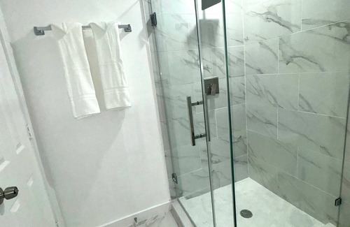 Northeast Houston House | Luxurious 4 bed 2 bath house near Downtown Houston
