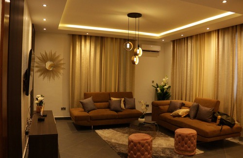 Santeo House | Luxurious 4-bedroom Ensuite Trassaco Home with Outdoor Pool