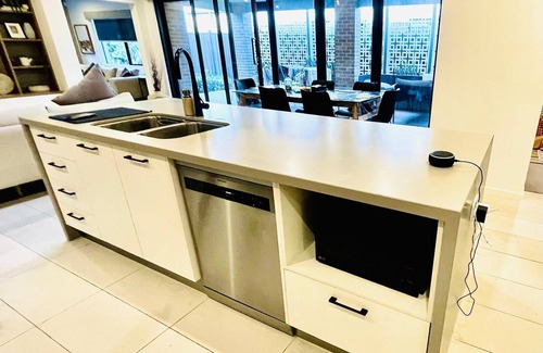 Lyndhurst House | Luxurious 4-Bedroom Holiday Home near Patterson lakes and Mornington Peninsula