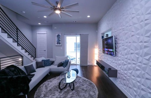 Astrodome House | Luxurious 4 Story Rooftop Townhouse-Near Medical Center&NRG stadium.