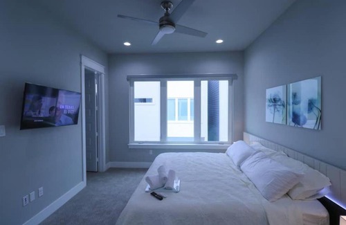 Astrodome House | Luxurious 4 Story Rooftop Townhouse-Near Medical Center&NRG stadium.