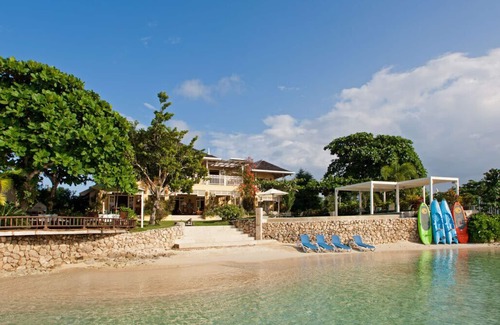 Discovery Bay Villa | Luxurious 5 Bedroom Villa on Private Beach with Tennis and Pickleball Court
