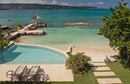 Discovery Bay Villa | Luxurious 5 Bedroom Villa on Private Beach with Tennis and Pickleball Court
