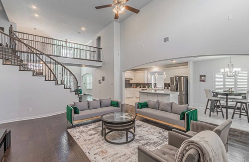 Garland House | Luxurious 5BR Home, Big Backyard, Great for Family & Friends