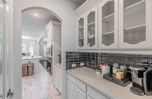 Garland House | Luxurious 5BR Home, Big Backyard, Great for Family & Friends