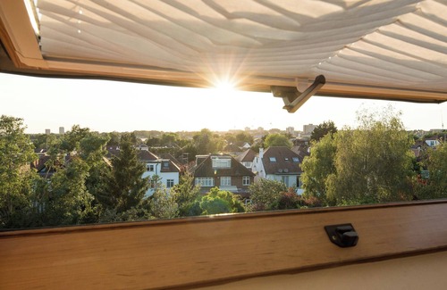 Golders Green House | Luxurious 6-Bed House with Pool and Free Parking