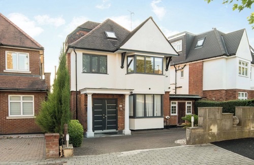 Golders Green House | Luxurious 6-Bed House with Pool and Free Parking