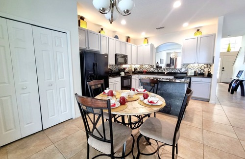 Watersong Villa | LUXURIOUS 6 BEDROOM VILLA, PRIVATE POOL, NEAR ALL CENTRAL FLORIDA ATTRACTIONS