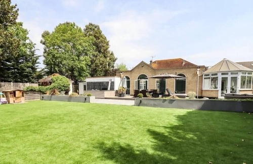 Canvey Island Villa | Luxurious 6 Bedroom Villa with Pool | Sleeps 20