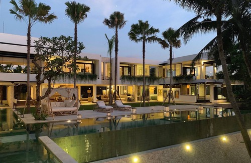Abiansemal Villa | Luxurious 7-bedroom Designer Villa near Canggu