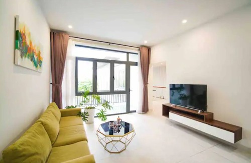 Ngu Hanh Son Villa | Luxurious 7-Bedroom Garden Villa with Sauna + Pool