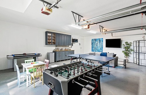 Parkland House | Luxurious 7-Bedroom Villa with Pool & Games