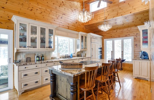 Orillia Cottage | Luxurious All-season Simcoe Lakefront Cottage