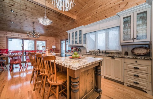Orillia Cottage | Luxurious All-season Simcoe Lakefront Cottage