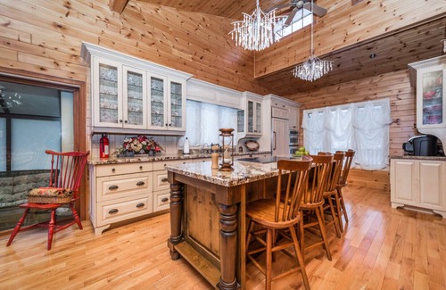 Orillia Cottage | Luxurious All-season Simcoe Lakefront Cottage